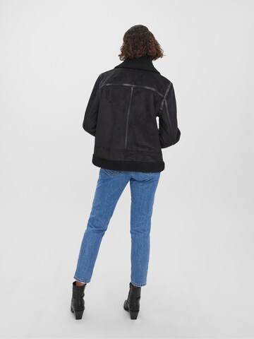 Veste mi-saison 'Vega' VERO MODA en noir