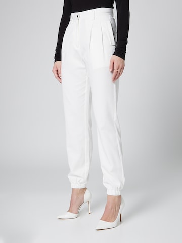 Guido Maria Kretschmer Women Tapered Pleat-Front Pants 'Nicola ' in White: front