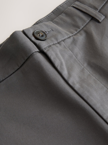 Next Обычный Брюки-чинос в Серый