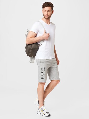 Regular Pantalon ALPHA INDUSTRIES en gris