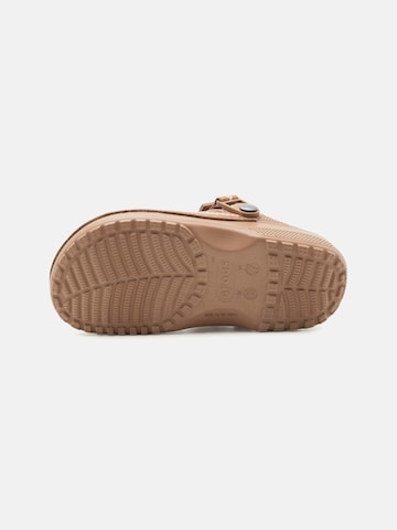 Clogs di Crocs in marrone