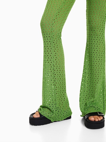 Bershka Разкроени Панталон в зелено
