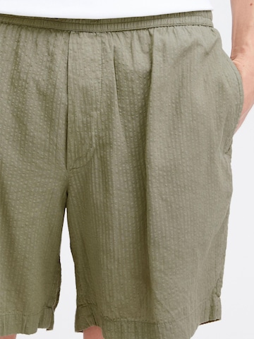 Regular Pantalon chino 'Frevne' !Solid en vert