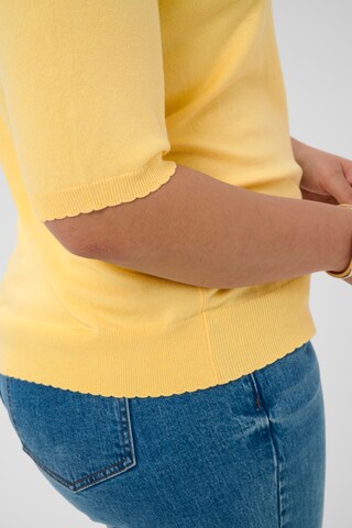KAFFE CURVE Sweater in Yellow