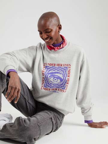 Kaotiko Sweatshirt 'UNDER HER EYES' in Grijs: voorkant