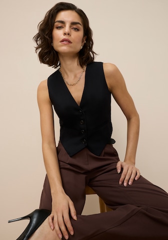 LAURA SCOTT Vest in Black: front