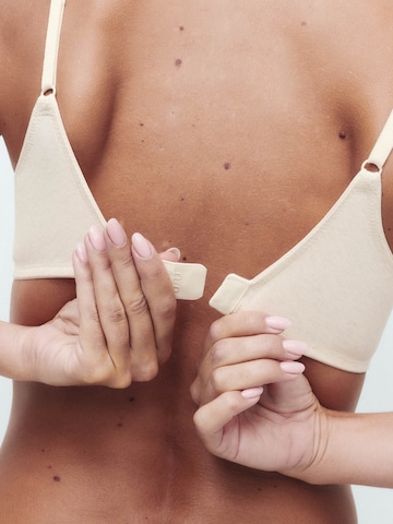 T-shirt Reggiseno di Marks & Spencer in beige