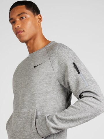 NIKE Urheilullinen collegepaita värissä harmaa