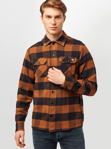 Coupe regular Chemise 'New Sacramento' DICKIES en marron : devant