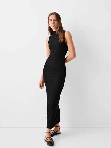 Rochie de la Bershka pe negru: față