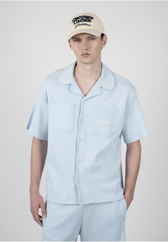 Fit confort Chemise 'Seaside' Prohibited en bleu : devant