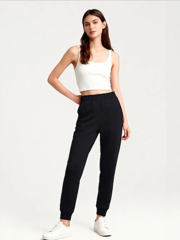Effilé Pantalon de sport 'Jogginghose' Tommy Life en noir