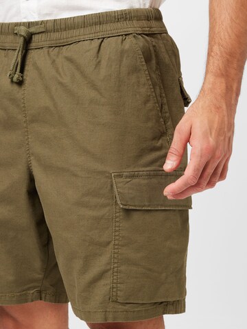 LEVI'S ® - Regular Calças cargo 'Surplus Cargo Short' em verde