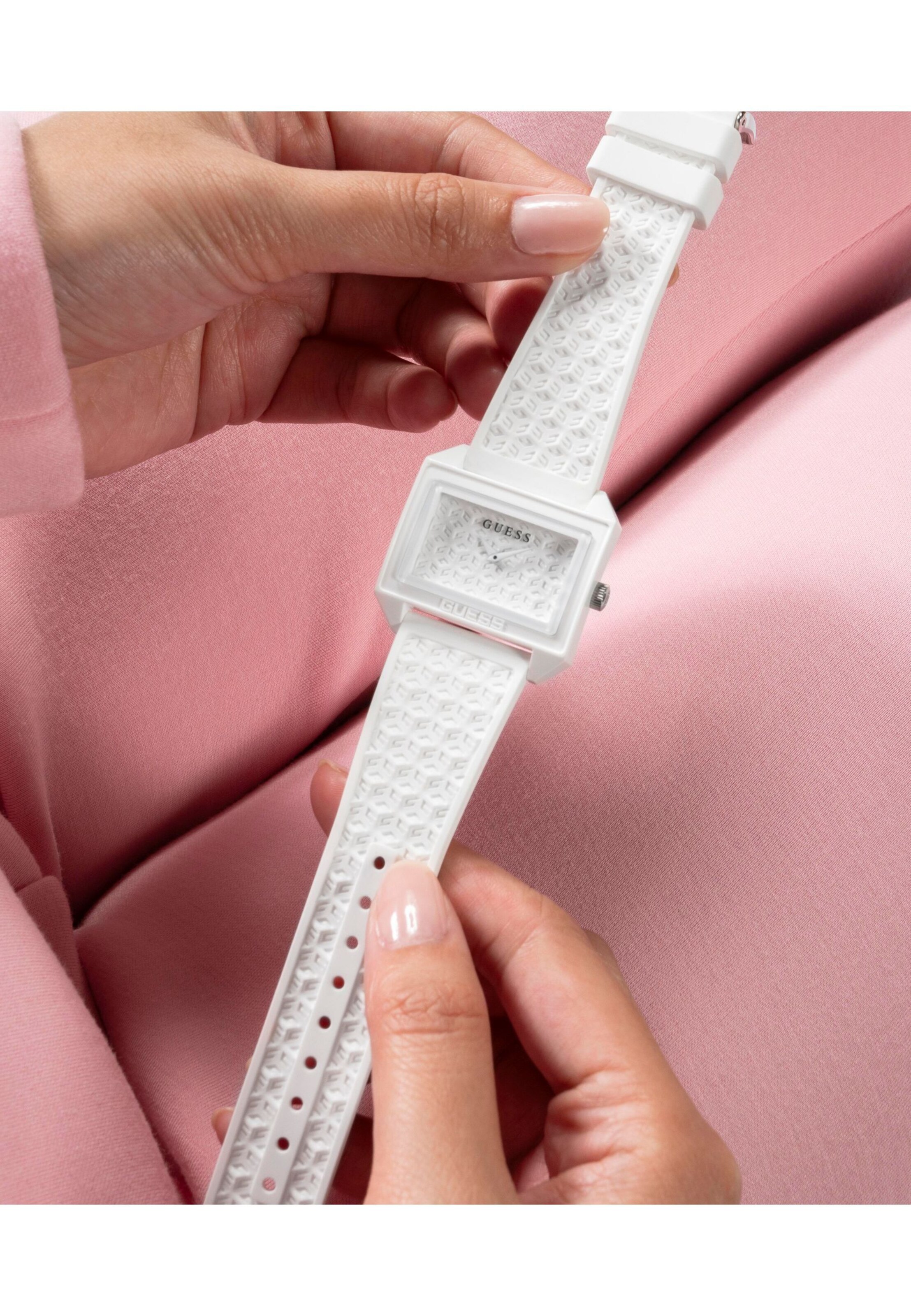 GUESS Uhr 'Mod Pop' in Weiß