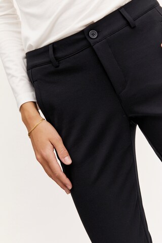 Coupe slim Pantalon chino 'TESSA' Fransa en noir