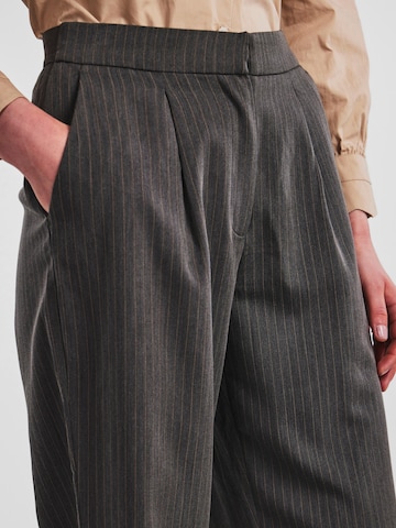 Y.A.S Regular Pleat-Front Pants 'PINLY' in Grey