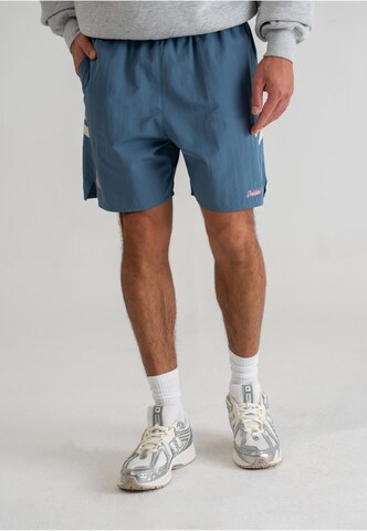 regular Pantaloni di Prohibited in blu: frontale