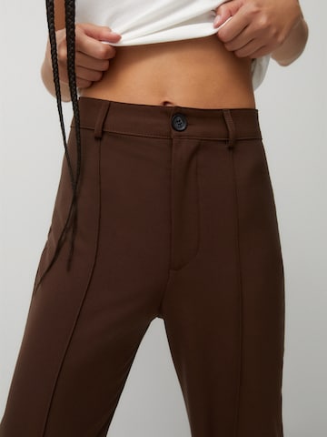 Wide leg Pantaloni con piega frontale di Pull&Bear in marrone