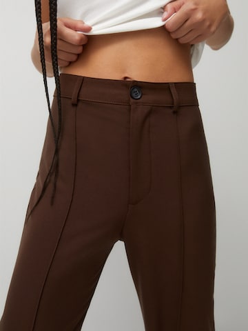 Wide Leg Pantalon à plis Pull&Bear en marron