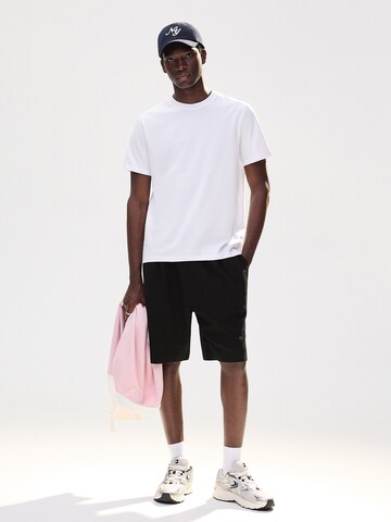Bershka Regular Shorts in Schwarz