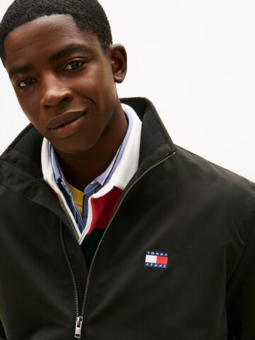 Tommy Jeans Демисезонная куртка 'ESSENTIAL' в Черный