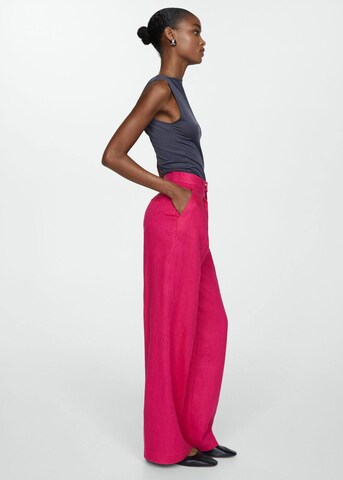 Wide leg Pantaloni cu dungă 'Fulitu' de la MANGO pe roz