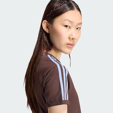 ADIDAS ORIGINALS - Camiseta en marrón