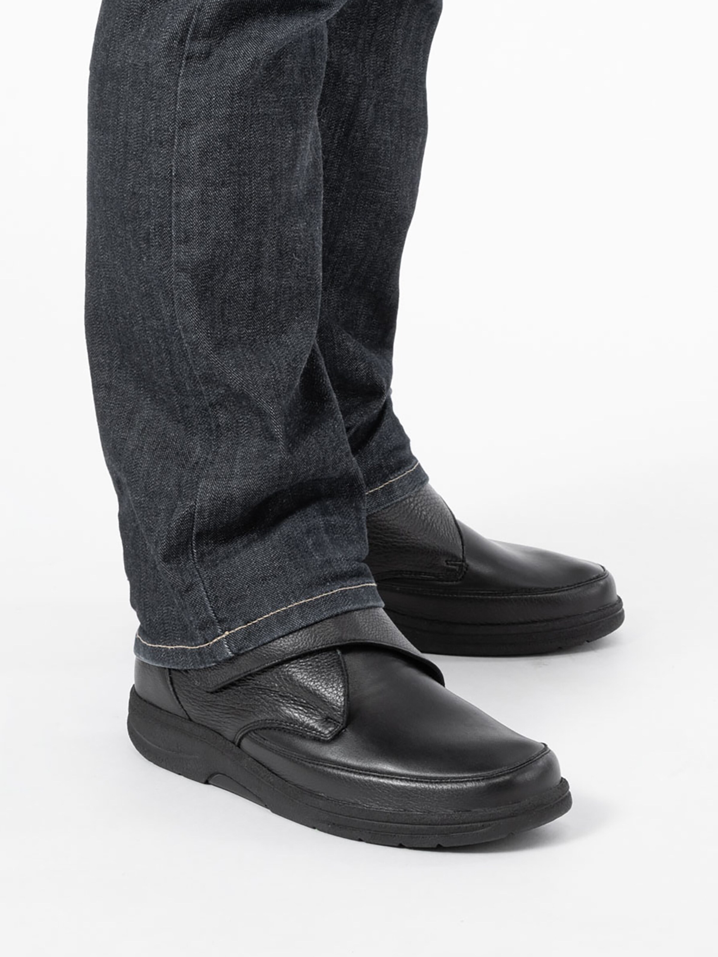 VITAFORM Boots in Black: front