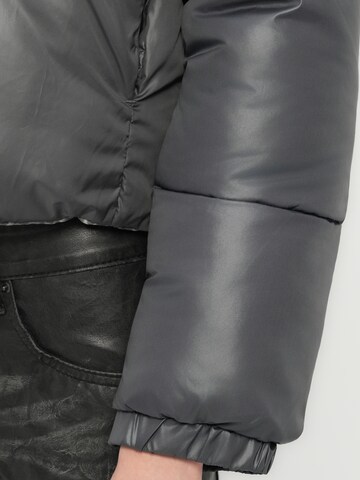 Veste d’hiver 'PCJIMMA' PIECES en gris