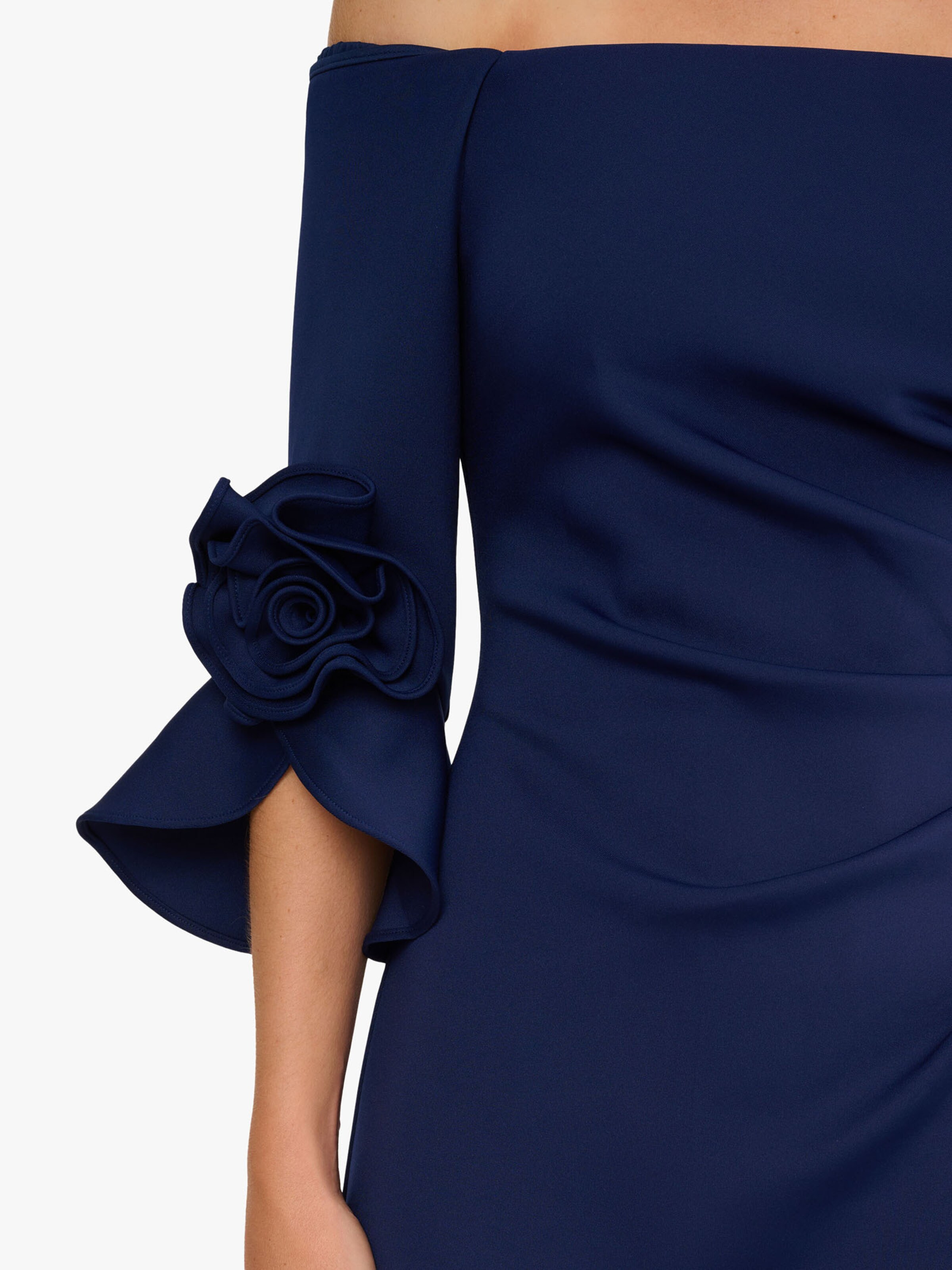 Adrianna Papell Avondjurk 'Rosette Scuba Crepe Gown' in Blauw