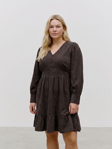 Vero Moda Curve Sukienka 'CELLY' w kolorze brązowy: przód