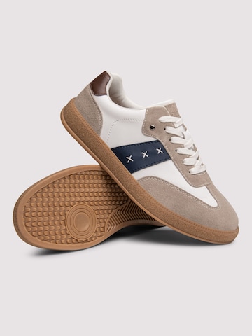 Pantofi de la Ombre pe alb