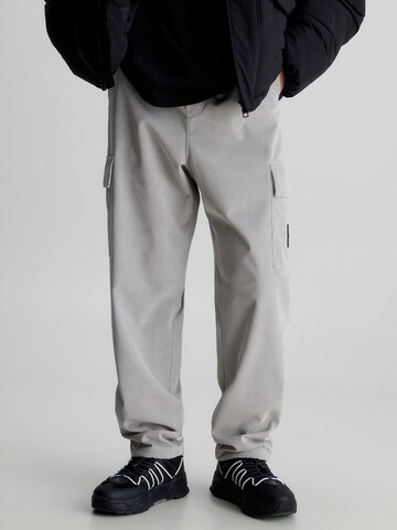 Calvin Klein Jeans Loosefit Kapsáče – šedá: přední strana