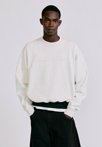 Pull&Bear Суичър в сиво: отпред