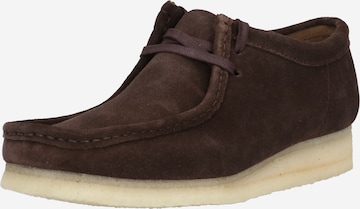 Clarks Originals - Zapatos con cordón 'Wallabee' en marrón: frente