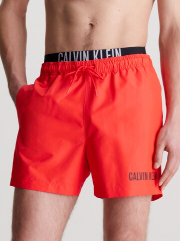 Calvin Klein Swimwear Badeshorts in Rot: predná strana