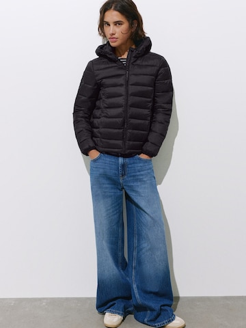 Pull&Bear Prehodna jakna | črna barva