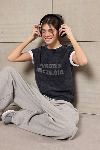 Tricou de la Trendyol pe gri: față
