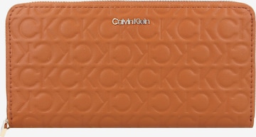 Calvin Klein - Cartera 'MUST' en marrón: frente