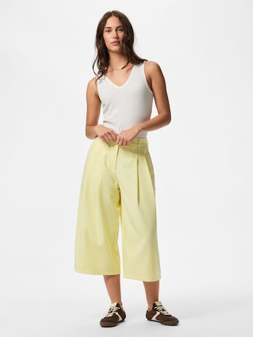 Loosefit Pantaloni 'PCOlivia' di PIECES in giallo