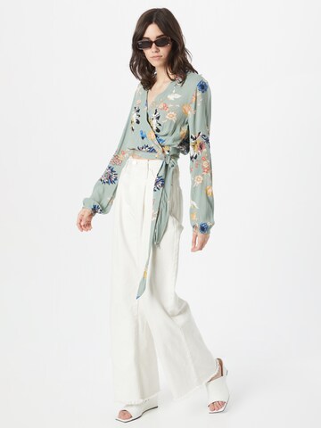 ABOUT YOU Bluza 'Flora' | zelena barva