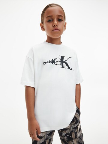 T-Shirt Calvin Klein Jeans en blanc : devant