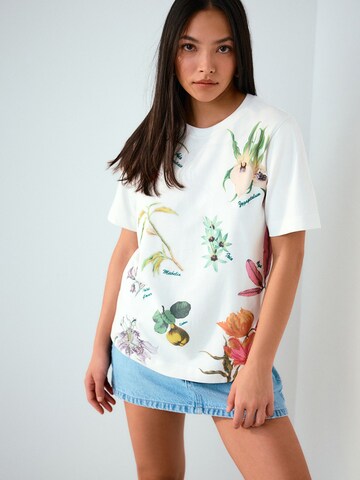 Tricou de la Next pe alb: față