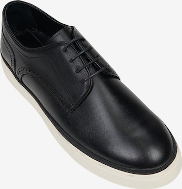 Chaussure à lacets 'Spitze' Desa en noir : devant