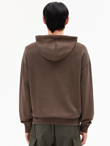 ARMEDANGELS Sweatshirt in Bruin