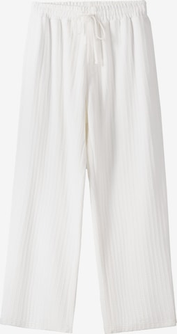 Bershka Loose fit Trousers in White: front