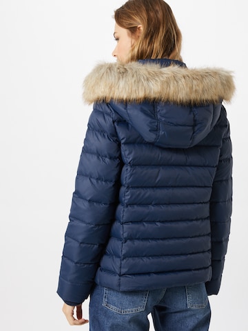 Tommy Jeans Winterjas 'Essential' in Blauw