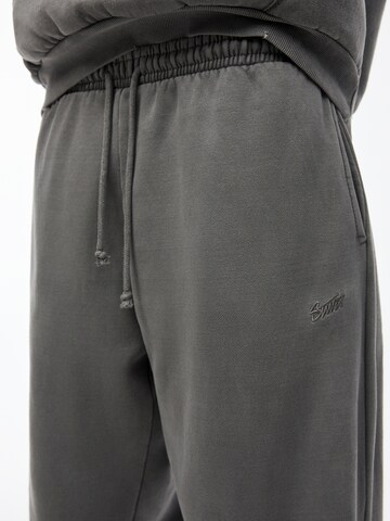 Loosefit Pantalon Pull&Bear en gris
