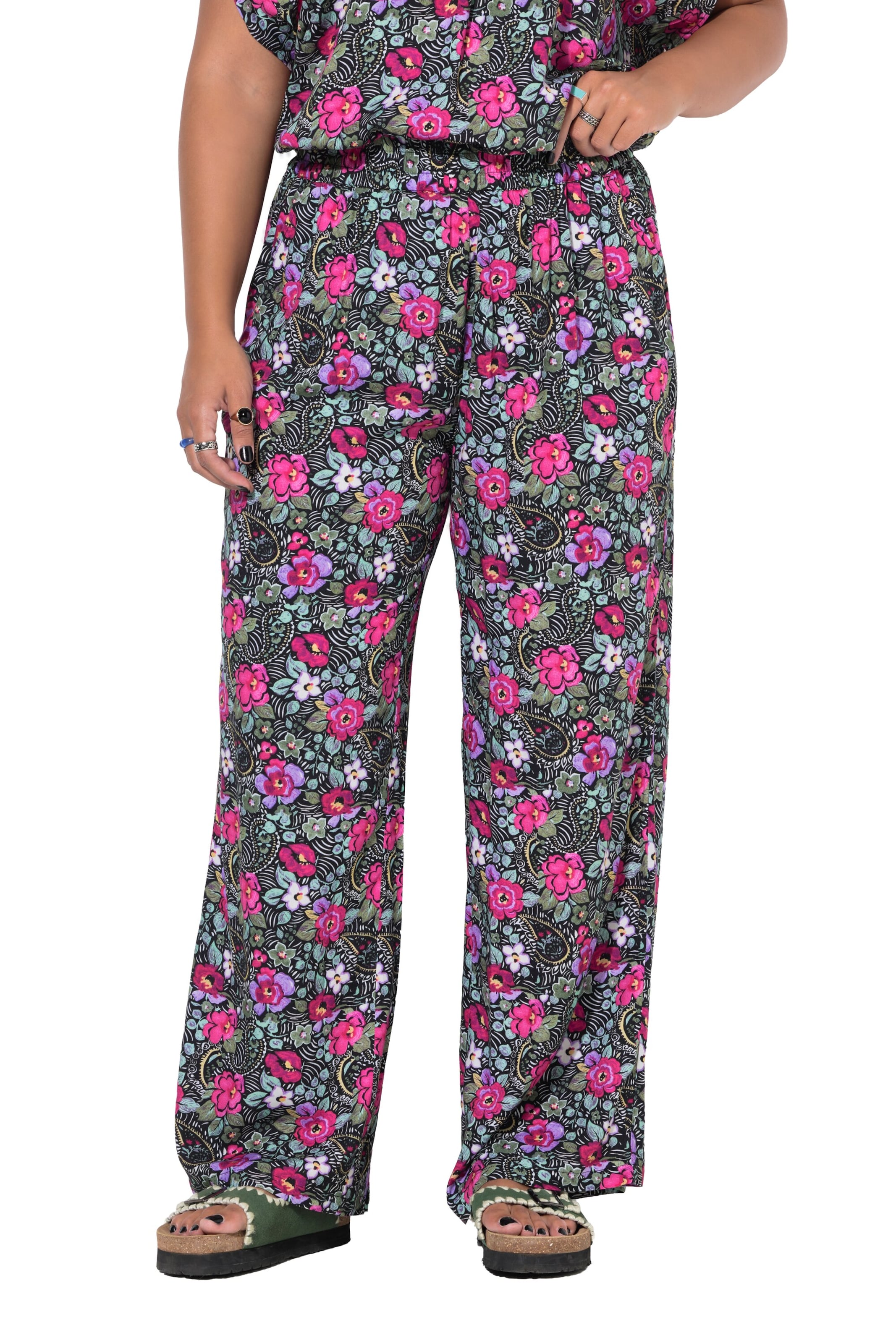 Studio Untold Regular Trousers in Black: front