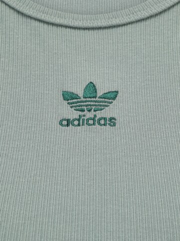 ADIDAS ORIGINALS Топ 'Essentials' в зелено